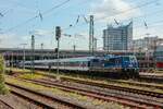 TRI 111 054-3 mit RE3 in Düsseldorf Hbf, Mai 2025.