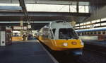 Mitte der 1980er Jahre steht ein 403 als Lufthansa-Airport-Espress abfahrbereit im Düsseldorfer Hauptbahnhof.