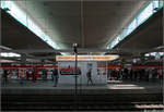 Nicht der Zug ist hier im Mittelpunkt -

... sondern das leibliche, wenn auch ungesunde Wohl der Fahrgäste.

Düsseldorf-Hbf, 12.04.2011 (M)