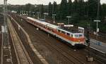 111 167-3 vor einem S-Bahn-Zug in Düsseldorf-Zoo (ca. 1985)