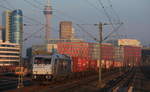 Am 09.12.2020 zog RheinCargo 285 116/DE805 einen Containerzug richtung Neuss Gbf/Niederlande durch Düsseldorf Hamm.