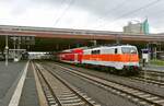 Mit dem RE 3-Ersatzzug 89165 wartet 111 111-1 am 17.08.2021 im Düsseldorfer Hauptbahnhof auf die Rückfahrt nach Hamm (Westfalen)