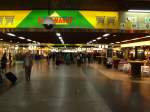 Die untere Bahnhofshalle in Dsseldorf Hbf, mit Shoppingsmeile und blick zum Hauptausgang!!! 11.08.07