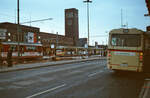 Platz vor dem Düsseldorfer Hauptbahnhof mit Straßenbahnen und Bus, 1983