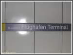 Zwei fehlende Pünktchen geben dem Namen der Stadt auf dem Schild der S-Bahn-Station Düsseldorf Flughafen Terminal eine ganz andere Bedeutung (am 01.03.2008 daselbst entdeckt und aufgenommen).