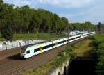 Ein Doppeltriebzug der  Eurobahn  - unterwegs zum Hauptbahnhof - berquert die Tunneleinfahrt der hier abzweigenden, nur noch eingleisig betriebenen Strecke Richtung Sden. Dsseldorf-Derendorf, 15.8.2012