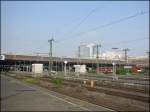 Blick ber die Bahnsteige und Gleisanlagen auf die Halle von Dsseldorf Hbf. Die Aufnahme stammt vom 14.06.2006.