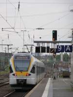 Der RE3 nach Hamm(Wesfalen) verlässt hier gerade den Düsseldorfer Hbf am 20.08.2013.