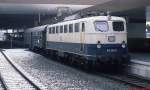Nicht viel Mühe dürfte 140 350-0 mit dem Umbau-Vierachser gehabt haben, als sie sich Anfang 1983 auf den Weg von Düsseldorf Hauptbahnhof nach Duisburg-Wedau machte.