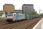 186 108 BLS Railpool mit einem Containerzug am 22.04.2014 in Düsseldorf Rath.