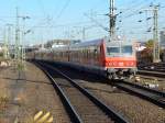 die S6 kommt mit einem Steuerwagen mit Fernlicht vorraus von Essen in den Düsseldorfer HBF eingefahren.