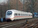 Nun auch am Mittag in Düsseldorf zu sehen. Der ICE 407 Velaro D kam gegen Mittag von Köln nach Düsseldorf durch Oberbilk gefahren.

Oberbilk 06.01.2015