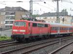 Ex Münchener 111 020-4 schob am 13.7 einen Verstärkerzug aus n-Wagen durch Düsseldorf Volksgarten in Richtung Düsseldorf Hbf.

Düsseldorf 13.07.2015