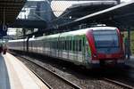 DÜSSELDORF, 26.08.2019, 422 056-2 als S1 nach Solingen Hbf im Bahnhof Düsseldorf Flughafen
