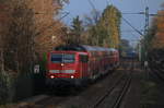 Am 11.11.2020 zog 111 067`Miete oder Kaufe mich´ den RE4 nach Aachen Hbf die Erkrather Rampe runter durch Erkrath durch.