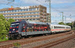 Inzwischen sind die Eins�tze der Baureihe 101 bei der DB stark zur�ckgegangen. Planm��ig sind sie nur noch auf den IC-Linien 51 (K�ln/D�sseldorf - Weimar/Jena, 2 Zugpaare) und 55 (Dortmund - Stuttgart, 1 Zugpaar) anzutreffen. Dazu kommen das NJ-Paar 408/409 (Berlin - Leipzig) und ein Plantag vor dem M�nchen-N�rnberg-Express. Umso erfreulicher, der 101 127-9 ( 100 Jahre Baureihe 01 ) am 13.05.2026 vor dem IC 2012 in D�sseldorf-Volksgarten zu begegnen.