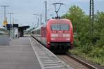 11.06.2026, 17:34 Uhr: 101 132-9 schiebend am IC2012 bei der Durchfahrt im Bf Ddorf-Benrath