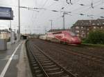 Ein Thalys kommt gerade vom Düsseldorfer HBF in Richtung Köln durch Düsseldorf Volksgarten gefahren.