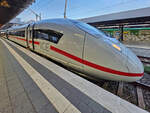 Ende September 2025 wartete ICE 3neo (TZ 8038) am Hauptbahnhof in Duisburg auf den Zustieg weiterer Fahrgäste.