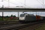 # Duisburg-Entenfang 23  Die 186 426-3 von Railpool mit einem Güterzug vom Norden kommend durch Duisburg-Entenfang in Richtung Ratingen.