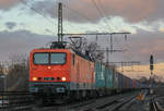 Am 17.03.2021 zog Deltarail 143 001 einen Containewrzug richtung Rheinhausen durch Rheinhausen-Ost.
