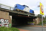 Eine Rangierlok rangiert über eine Brücke in Duisburg-Rheinhausen-Ost.