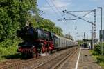 01 150 mit Sonderzug in Duisburg Rheinhausen Ost, am 05.05.2018.