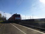 DB Cargo 189 031-8 fuhr mit ihrem Amsterdamer-Kalk am Bahnsteig des HPs Duisburg-Bissingheim vorbei. Aufgenommen am 24.03.19.