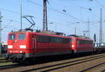 Ex DB 151 141-9 & 151 002-3, die jetzt in Besitz von Railpool sind, aber immer noch für DB Cargo fahren, rauschten am 07.04.19 am HP Duisburg Bissingheim mit einem schweren Coilzug nach Andernach vorbei.