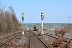 In Duisburg Wedau entsteht auf dem ehemaligen Areal des Rangierbahnoes ein neuer Stadtteil. Gegen den Bahn Lärm werden bis zu 15m hohe Schutzwände aufgestellt. Von außen wirkt es fast als würde dort ein Hochsicherheitstrakt entstehen. Das Foto wurde am Bahnübergang zu Maschinenpool gemacht. Der BÜ ist öffentlich zugägnlich.

Duisburg Entenfang 20.02.2021