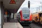 RE10208 nach Mnchengladbach Hbf mit Schublok 146 002 bei der Einfahrt in Duisburg Hbf 4.4.10