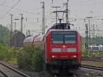 146 005 mit der RE1 nach Hamm bei der Einfahrt in Duisburg Hbf, 24.5.10