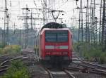 146 012-0 wirbelt ordentlich Staub auf als sie ihre RE6 aus Duisburg heraus nach Dsseldorf beschleunigt, 11.7.10