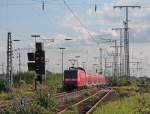 Die RE5 aus Emmerich nach Koblenz mit Schublok 146 002 bei der Ausfahrt in Duisburg Hbf, 4.9.10