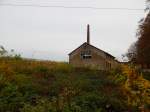 In den 11 Jahren seit das Gelände leer steht hat sich die Vegetation stark ausgebreitet und man sieht an den Außenmauern nur noch Wald wo früher viele Gleise lagen und etliche Wagen