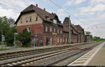 Das wuchtige Empfangsgebäude des Bahnhofs Eichenberg sehnt sich nach besseren Tagen...