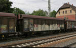 Noch im Einsatz steht dieser alte Schiebewandwagen mit der Bezeichnung  Hbillns 303  (21 80 247 3 889-8 D-DB), der in einem gemischten Gz mit 187 112-8 im Bahnhof Eichenberg zum Stehen gekommen ist.