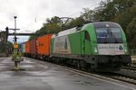 1216 954  Hödlmayr  mit Containerzug in Fahrtrichtung Norden. Aufgenommen am 09.10.2014 in Eichenberg.