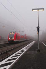 Am 26.11.2020 fährt ein Twindexx bei sehr dichtem Nebel in Eichstätt Bahnhof ein.