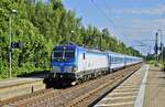 Mit dem EC 174 von Praha hl. n. nach Flensburg durchfährt 193 685-5 am 10.07.2023 den Bahnhof Elmshorn. Eigentümer der Lok ist RSL (Rolling Stock Lease s.r.o., Bratislava), zugelassen ist sie in Deutschland (UIC-Nr. 91 80 6193 685-5 D-RAILL).