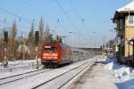 Mit dem EC 175 nach Budapest durchfhrt 101 111-3 am 4.12.2010 den verschneiten Bahnhof Elsterwerda.