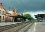 Und hier ein Blick auf den Bahnhof Elze, mal ganz ohne Zug, dafr mit Gewitterfront ber dem historischen Ensemble. Am Hausbahnsteig entdeckte ich keine Hhenmarke mehr, wie eigentlich frher blich. Dafr andere historische Details, dazu aber spter mehr...