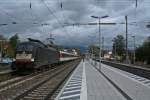 ES 64 U2-070 mit dem EC 6 von Chur nach Hamburg Altona am frhen Nachmittag des 02.11.13 in Emmendingen.