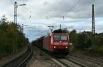 185 119-5 mit einem kurzen, aus Schiebewandwagen bestehenden, Papierzug gen Sden am Nachmittag des 02.11.13 im Bahnhof Emmendingen.