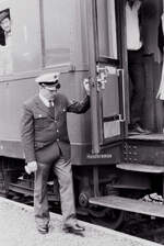 Der Schaffner schließt die Wagentüren bei einer Sonderfahrt auf der Ammertalbahn im Bahnhof Entringen (01.05.1985)