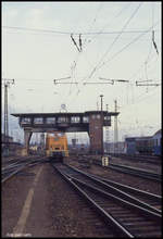 106458 fährt am 21.11.1990 unter dem Brückenstellwerk ER im Hauptbahnhof Erfurt durch.