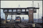 132542 fährt hier am 21.11.1990 unter dem ehemaligen Brücken Stellwerk Er in Erfurt durch.
