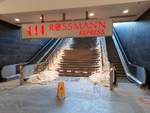 Trotz  moderner Bahnhofsüberdachung  war am 09.02.2021 die Treppe zum Mittelbahnsteig in Erfurt Hbf wegen Schnee gesperrt.