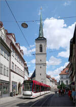 Durch die Marktstraße - 

... vorbei an der Allerheiligenkirche ist die Siemens Combino-Tram 654.

12.07.2023 (M)