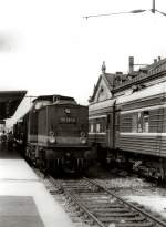 112 291-0 der Deutschen Reichsbahn vor Personenzug am Bahnsteig 6 des alten Erfurter Hbf. Rechts Militrzug nach Ruland. Aufnahme um 1985